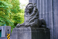 20130518184422_Lion_Gate_Bridge_Lion_Statue